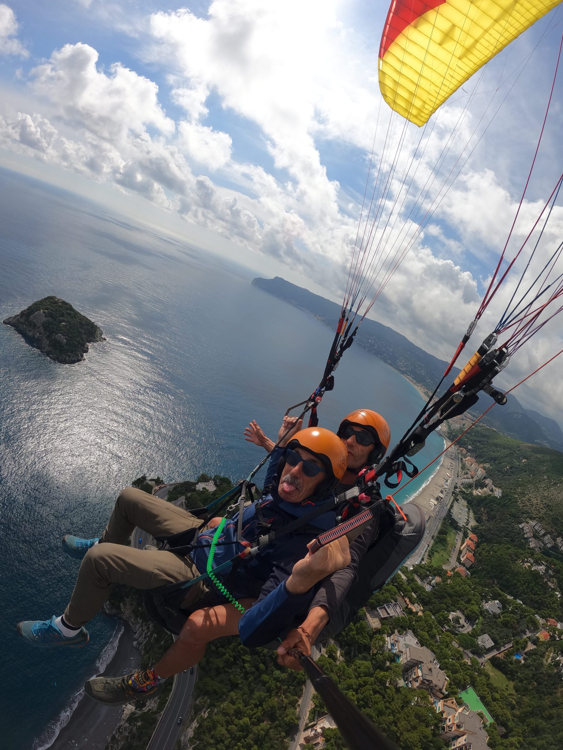 Parapendio sopra l'Isola di Bergeggi