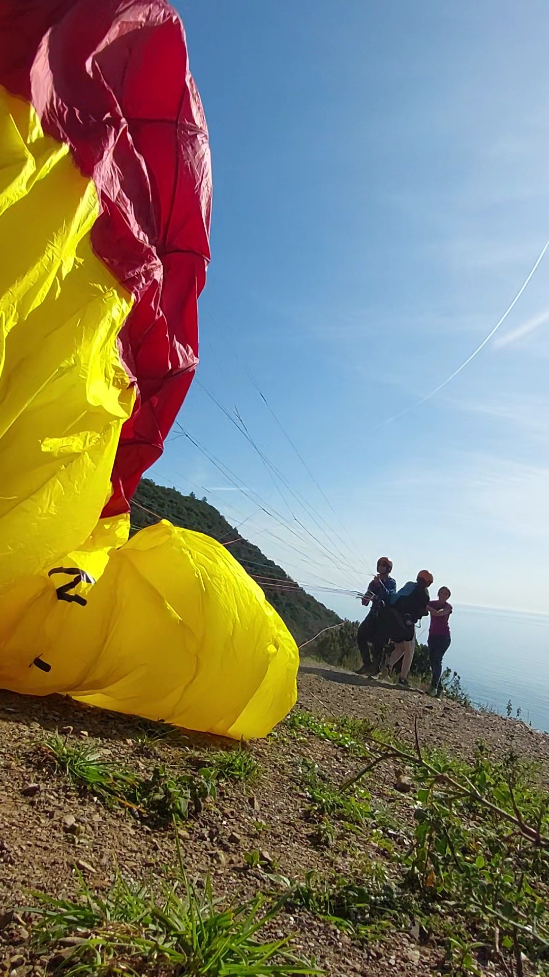 il gonfiaggio del parapendio biposto in decollo