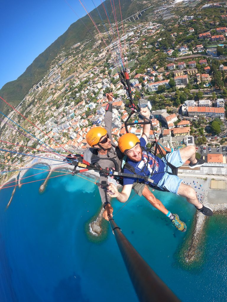 in volo sul mare col parapendio biposto a ospedaletti liguria
